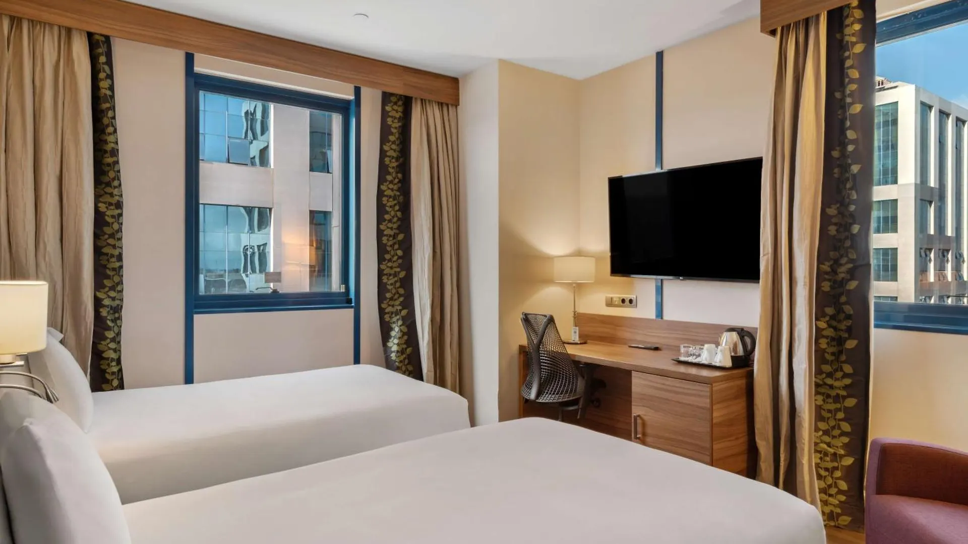 Hilton Garden Inn Sevilla 4*,
